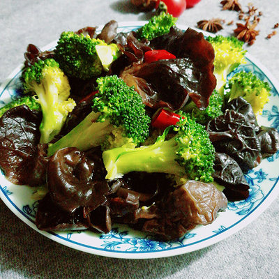 清鮮脆嫩的養生佳品 西蘭花炒木耳，領略蕓苔屬蔬菜的魅力